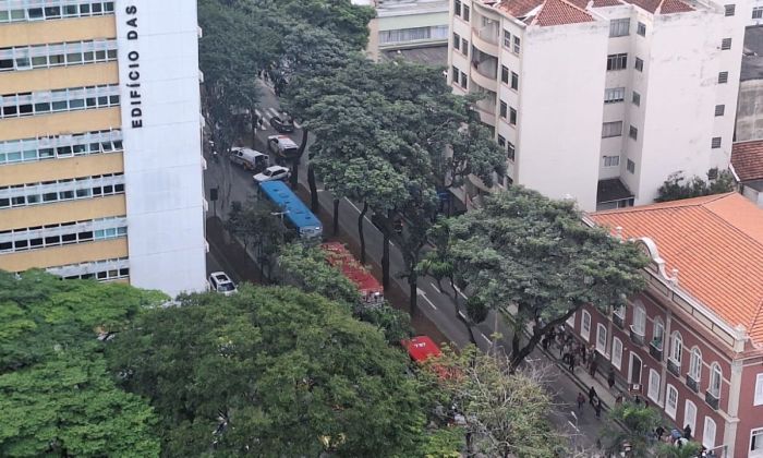 Transito parado por causa de acidente entre moto, carro e viatura da PM no Centro de Juiz de Fora