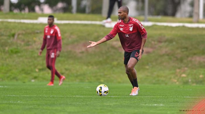 Fernandinho retornou ao Furacão em 2024