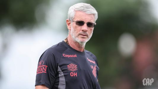 Odair Hellmann treina o Athletico para partida com o RB Bragantino