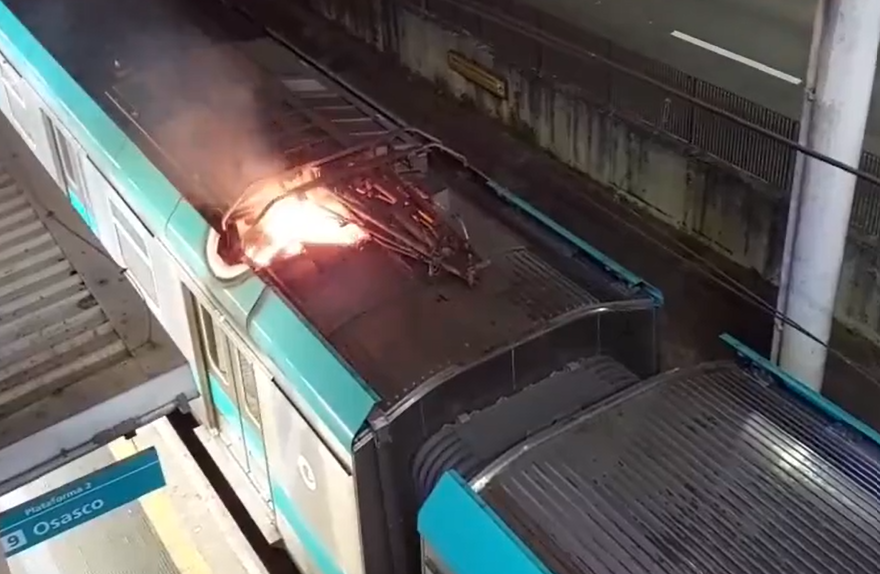 Vídeo: vagão de trem pega fogo durante viagem, e passageiros ficam em pânico em SP