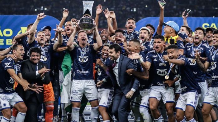 Eduardo Brock foi o capitão do Cruzeiro na Série B do Campeonato Brasileiro de 2022, conquistada pela equipe celeste