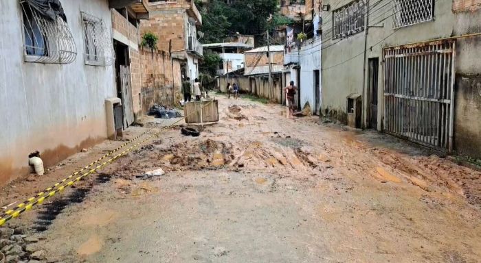 Tubulação de água se rompe e ruas ficam cobertas por lama no bairro Novo Lajedo, em BH.