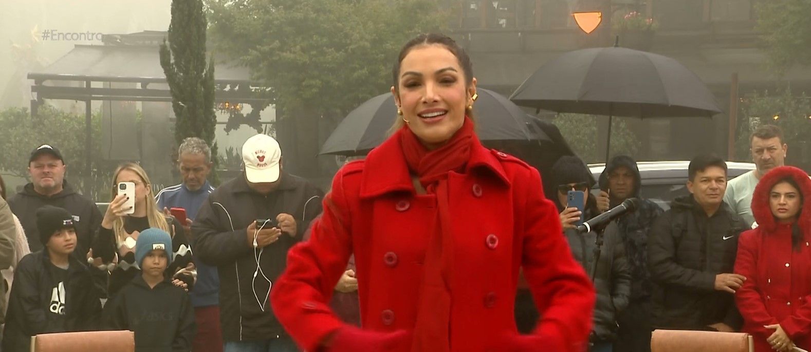 Patrícia Poeta aparece irreconhecível em programa especial do Encontro; veja fotos