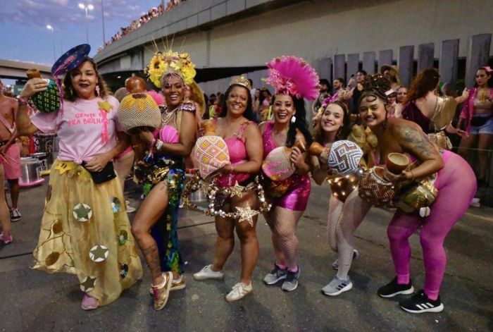 Bateria do Então, Brilha! concentrada para o cortejo 2026