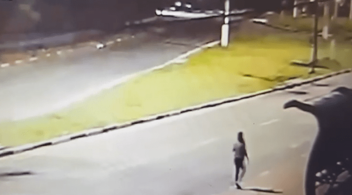 Última imagem da jovem Vitória Regina, próximo a um ponto de ônibus