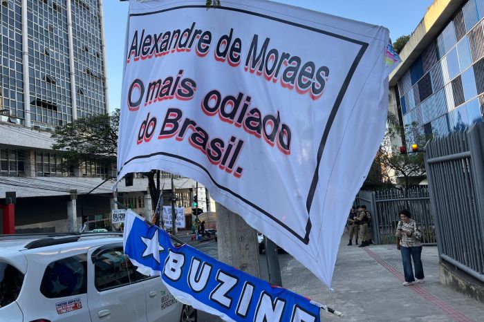 Manifestantes protestam contra homenagem a Moraes em BH