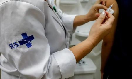 Ministério da Saúde inclui novo grupo prioritário para vacinação contra o HPV | CNN Brasil