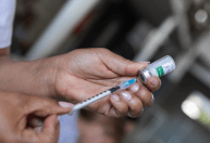 Idosos de casa de repouso em BH recebem vacina contra gripe no sábado (28)