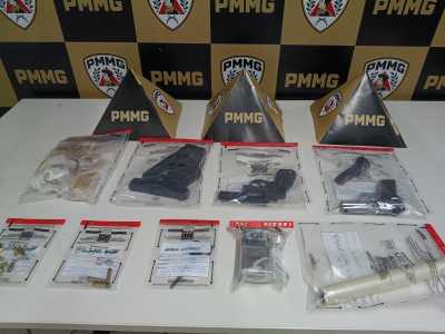 Suspeitos estava com armas e drogas