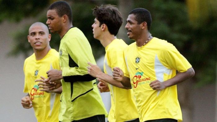 Ronaldo, Dida, Kaká e Vampeta durante treino da Seleção Brasileira em maio de 2002