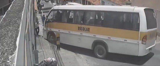 Van escolar perde o controle e prensa adolescente em muro na Grande BH
