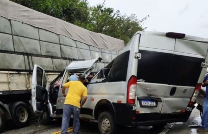 Van transportava nove passageiros