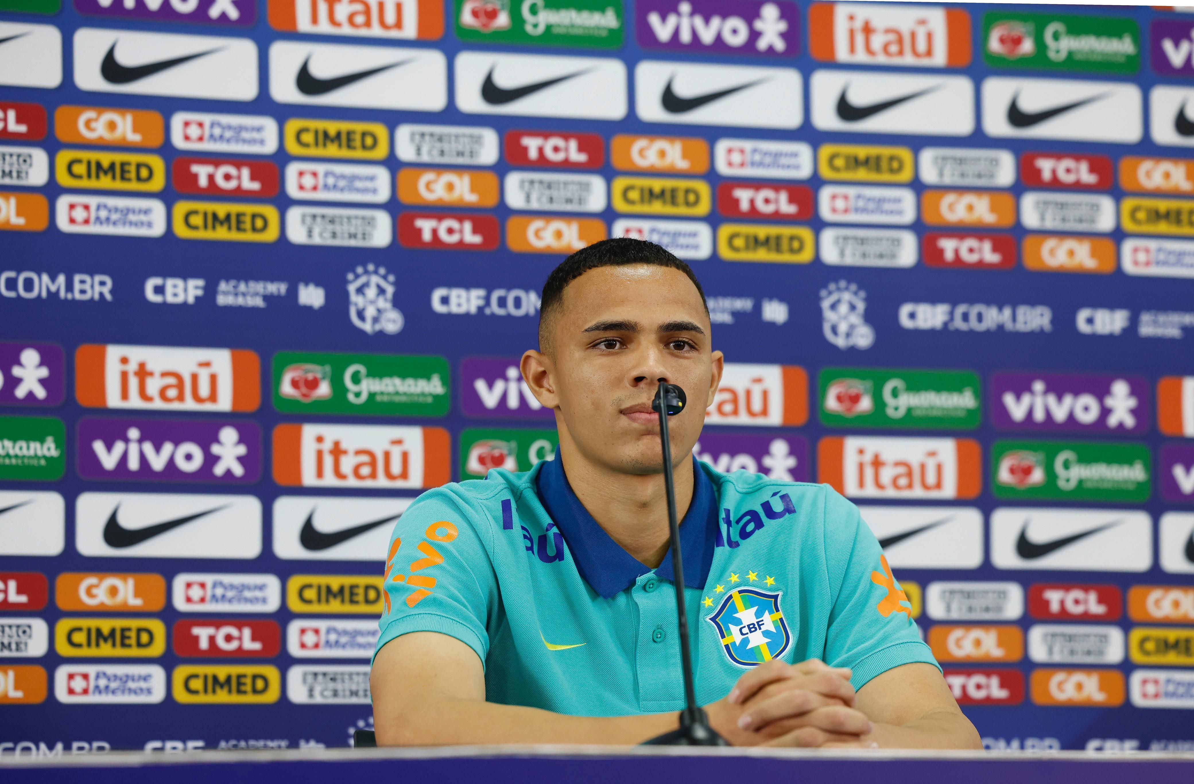 Vanderson recebe dicas de Danilo após 'roubar' vaga na Seleção