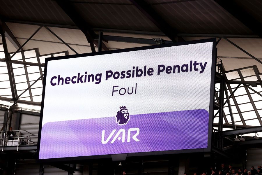 Mais de 75% dos torcedores ingleses não apoiam uso do VAR na Premier League