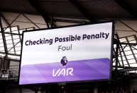 Mais de 75% dos torcedores ingleses não apoiam uso do VAR na Premier League