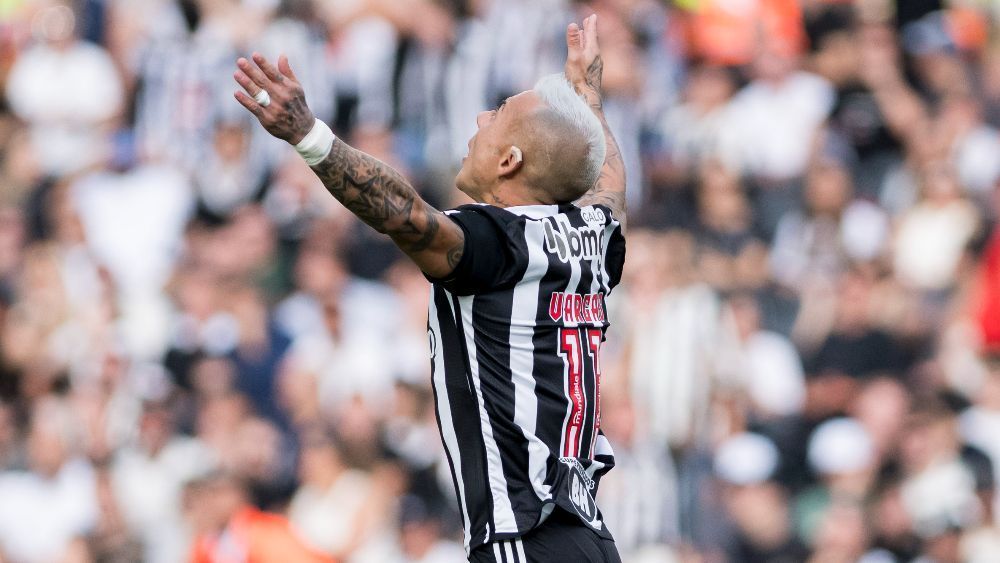 Vargas responde ex-Atlético e dispara contra críticas: ‘Difícil quando só entro perdendo’
