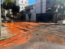 Vazamento faz rua do bairro Serra em BH virar rio.