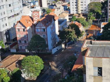 Vazamento faz rua do bairro Serra em BH virar rio.