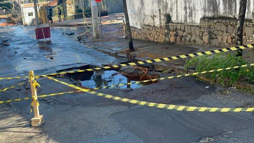 Vazamento faz rua do bairro Serra em BH virar rio.