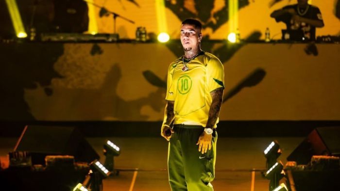 Veigh durante show em Cariacica com a nova camisa da Seleção Brasileira de 2004 a 2006, relançada pela Nike