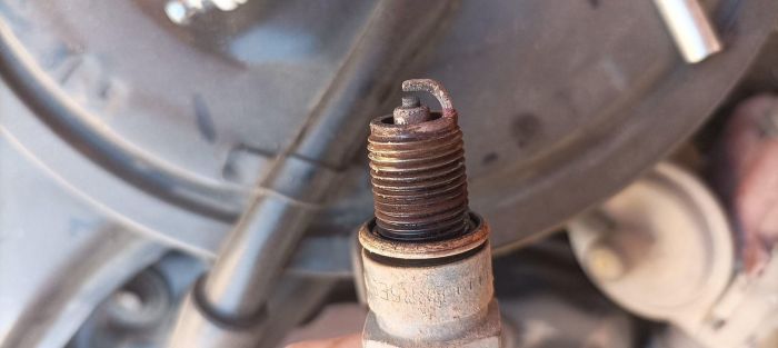 Vela de ignição do motor em péssimo estado