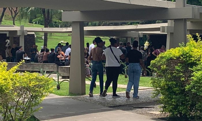 As cinco pessoas da mesma família assassinadas foram veladas juntas em Juiz de Fora