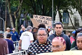 Fila se forma em frente ao local que velório ocorre