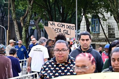 Fila se forma em frente ao local que velório ocorre