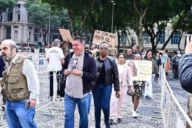Fila se forma em frente ao local que velório ocorre