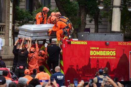 Corpo de Preta Gil sai em cortejo