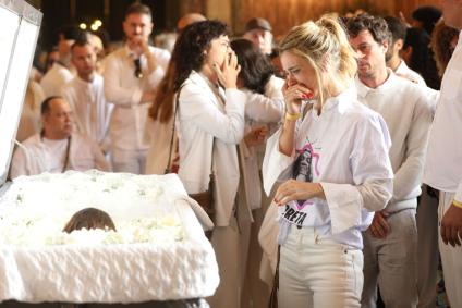 Carolina Dieckmmann chorando em despedida da cantora Preta Gil