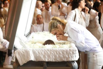 Carolina Dieckmmann chorando em despedida da cantora Preta Gil