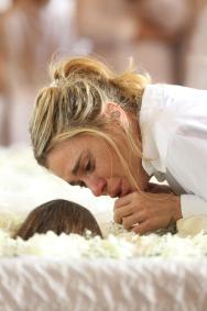 Carolina Dieckmmann chorando em despedida da cantora Preta Gil