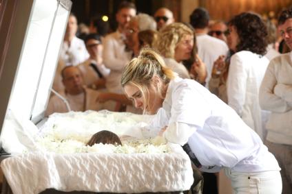 Carolina Dieckmmann chorando em despedida da cantora Preta Gil
