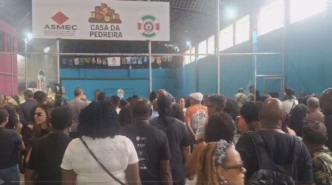Familiares e fãs se despedem de Adriana Araújo em velório na Pedreira Prado Lopes, em BH