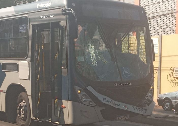Acidente com três ônibus deixa feridos em BH Acidente com três ônibus deixa feridos em BH
