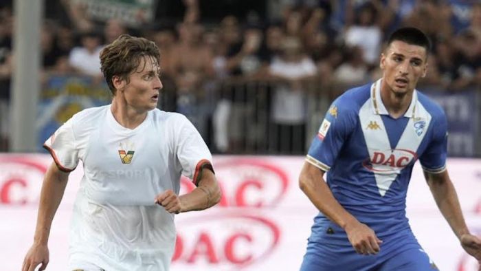 Venezia em ação com um uniforme 'tampão' da Nocta na estreia oficial na temporada, contra o Brescia, pela Copa da Itália