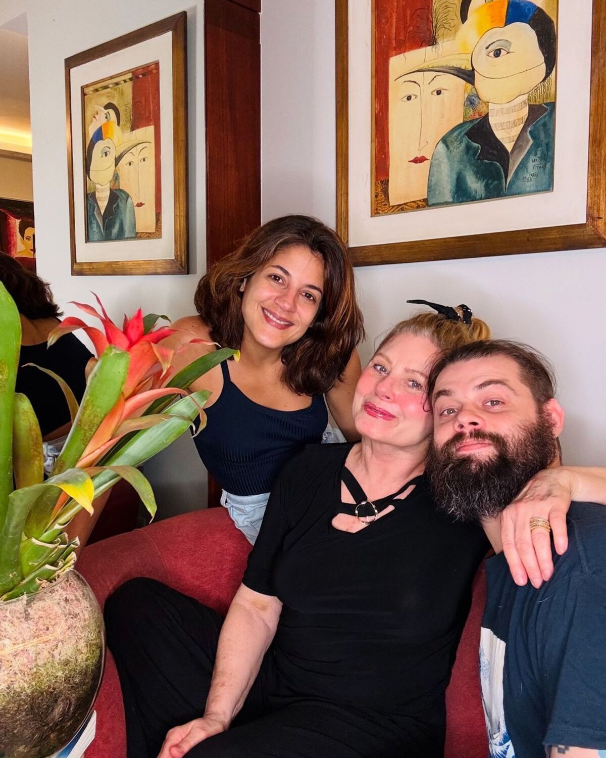 Vera Fischer é surpreendida com visita de filho e nora: 'Me encontraram na cama'