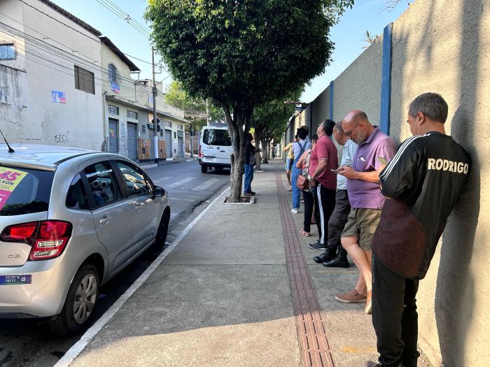 Vespasiano também tem fila antes das abertura dos locais de votação