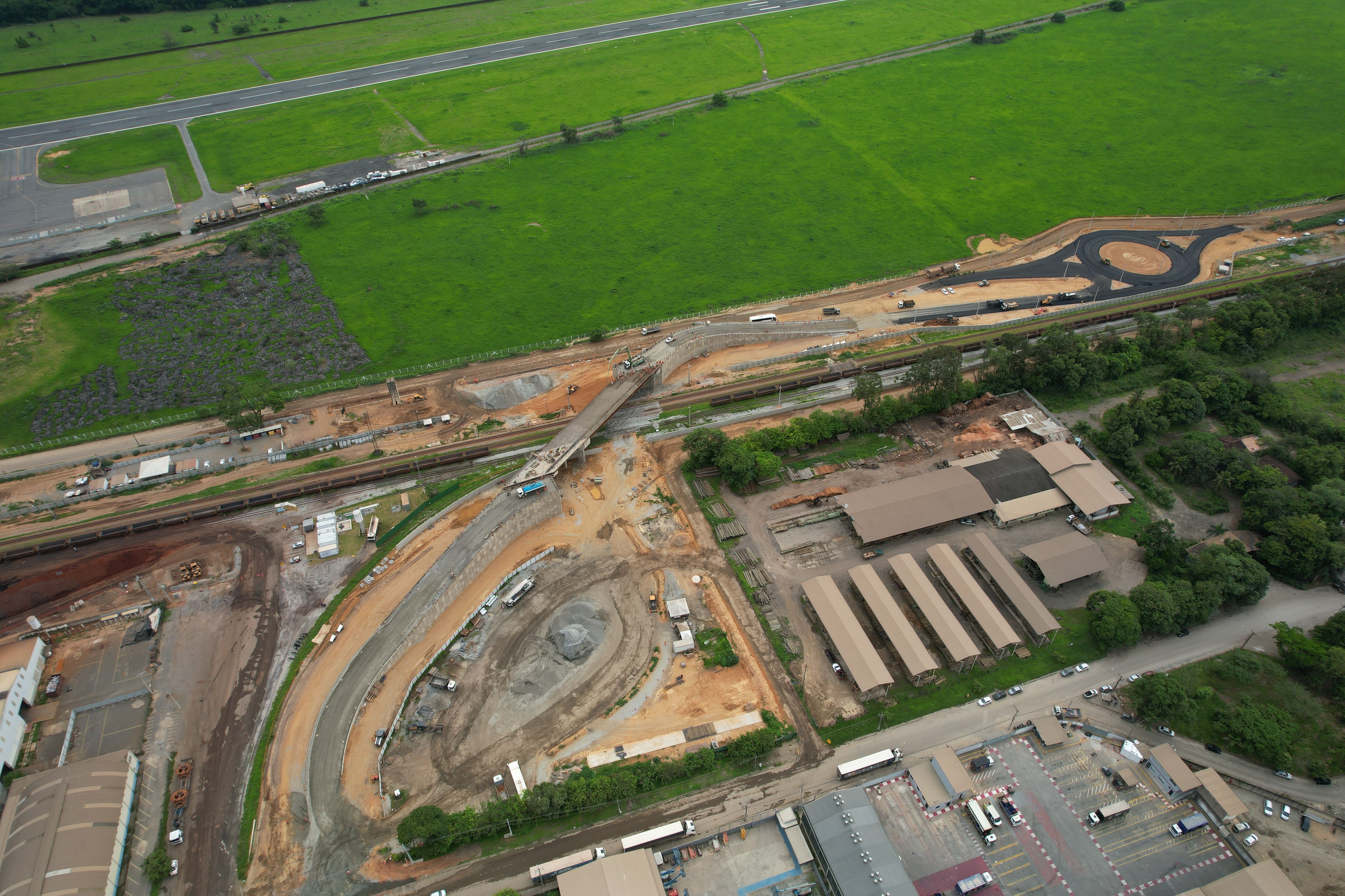 Viaduto de acesso ao Aeroporto do Vale do Aço em fase final de obras
