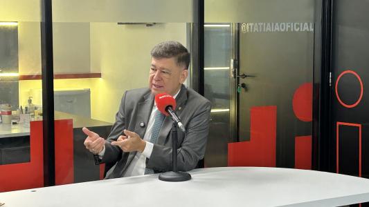 O senador Carlos Viana (Podemos-MG) em entrevista à Itatiaia