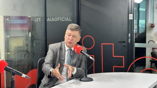 O senador Carlos Viana (Podemos-MG) em entrevista à Itatiaia