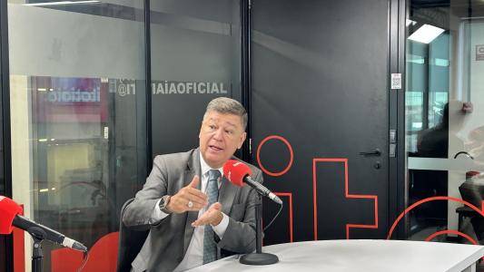 O senador Carlos Viana (Podemos-MG) em entrevista à Itatiaia