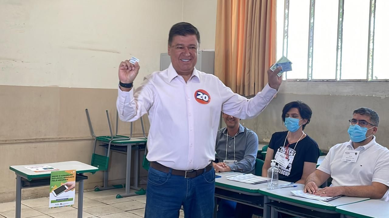 Carlos Viana vota, diz que vai aguardar escolha do povo e evita falar em apoio no 2º turno