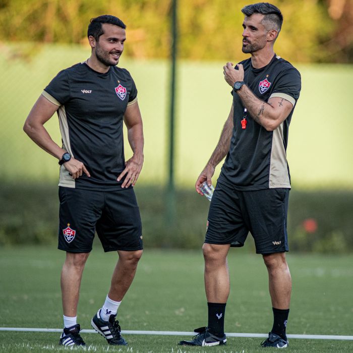 Auxiliar técnico da equipe de Carpini, Estephano Dijan conversa com Ricardo Amadeu, assistente fixo do Vitória