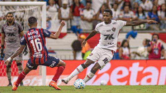 Cacá em ação pelo Vitória contra o Bahia, em jogo do Campeonato Brasileiro