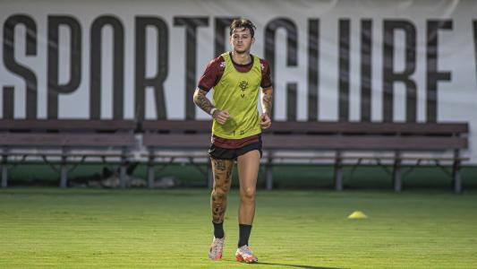 Atacante Diego Tarzia durante treino do Vitória