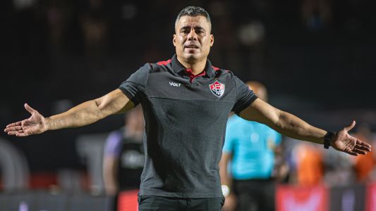 Técnico Jair Ventura durante partida entre Vitória e Atlético pelo Campeonato Brasileiro