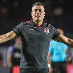 Jair Ventura comemora evolução do Vitória e manda recado após triunfo sobre Atlético