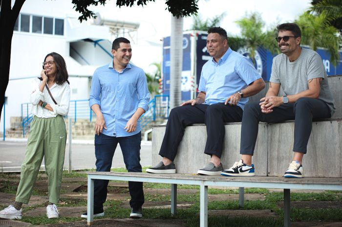 Victor Rios (ao lado de Ronaldo) deixou o Cruzeiro nesta quinta-feira (23)
